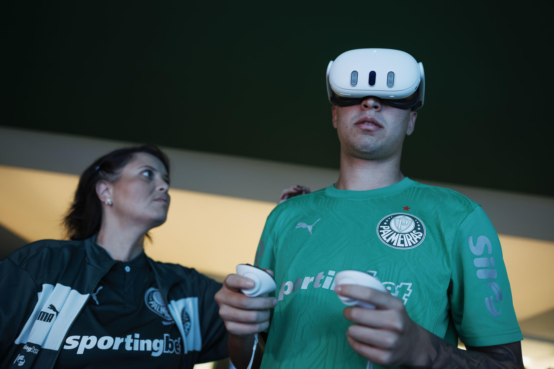 Palmeiras, uno de los cuatro representantes brasileños en el Mundial de Clubes de la FIFA, ha incluido en su rutina de entrenamientos una disciplina poco habitual en el fútbol: la neurociencia. El objetivo: dar "masajes cerebrales" para recuperarse mejor y acelerar el juego en el campo. El 'Verdão', que debutará este domingo contra el Oporto en el Grupo A, acaba de inaugurar un 'Centro de Recuperación y Neurociencia' en sus modernas instalaciones de entrenamiento, en la ciudad de São Paulo.- EFE/ Isaac Fontana