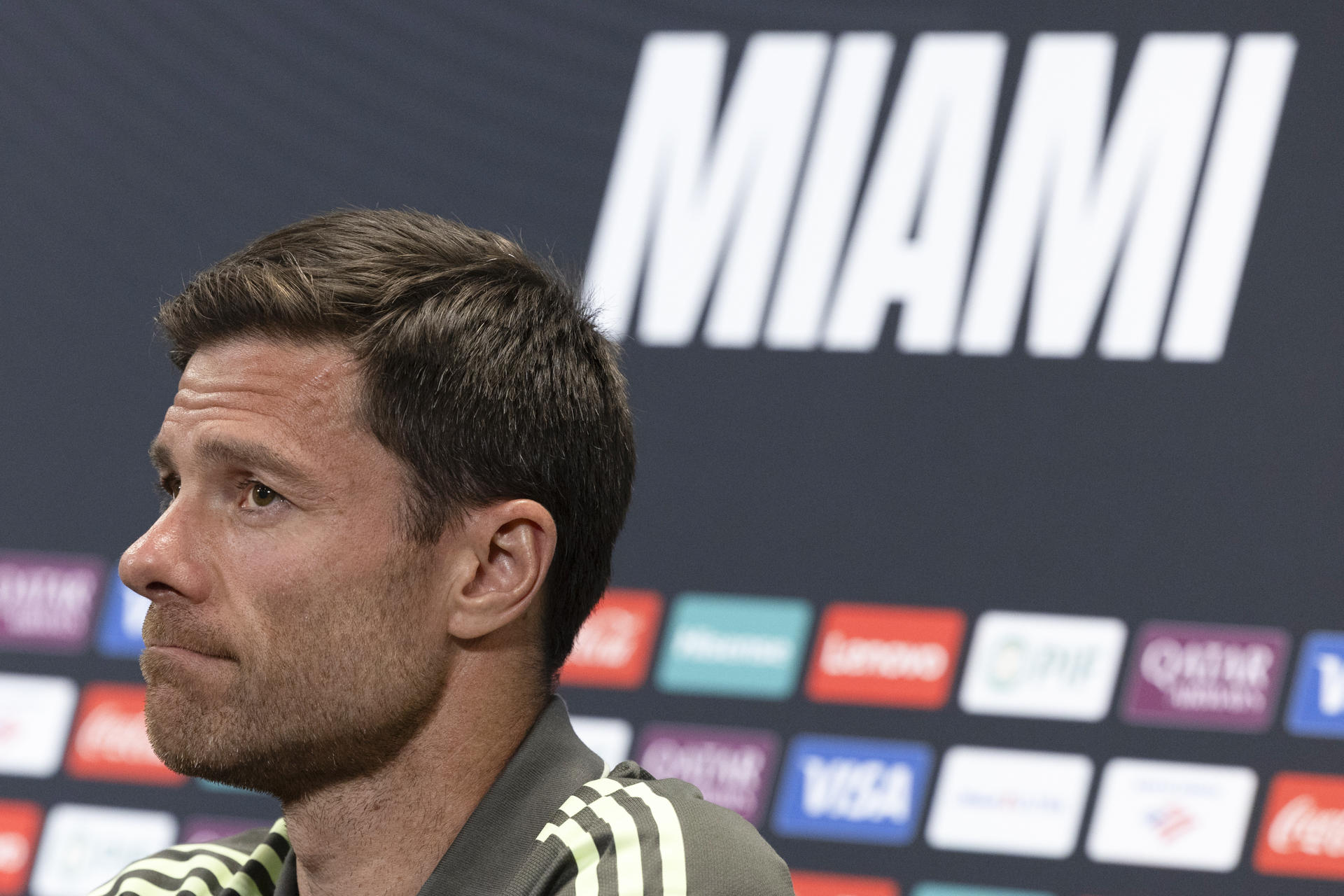 El técnico del Real Madrid, Xabi Alonso, durante la rueda de prensa previa al partido ante el Al Hilal saudí, en el Hard Rock Stadium de Miami, su debut en el Mundial de Clubes de la FIFA. EFE/ André Coelho
