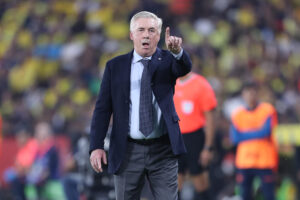 El entrenador de Brasil, Carlo Ancelotti, da instrucciones durante un partido de las eliminatorias sudamericanas para el Mundial de 2026 entre  las selecciones de Ecuador y Brasil en el estadio Monumental Isidro Romero Carbo en Guayaquil (Ecuador). EFE/ José Jacome