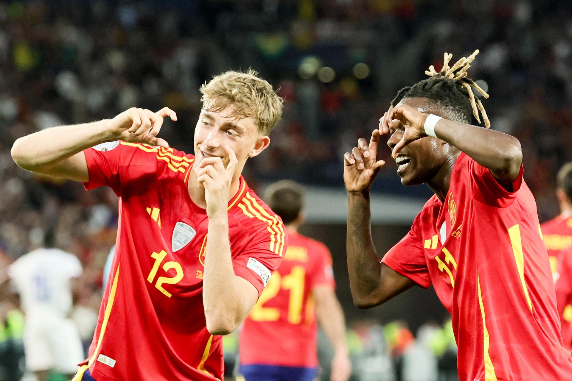 Los jugadores españoles Nico Williams (d) y Dean Huijsen celebran un gol durante la segunda semifinal de la UEFA Nations League en Stuttgart, Alemania. EFE/EPA/RONALD WITTEK 