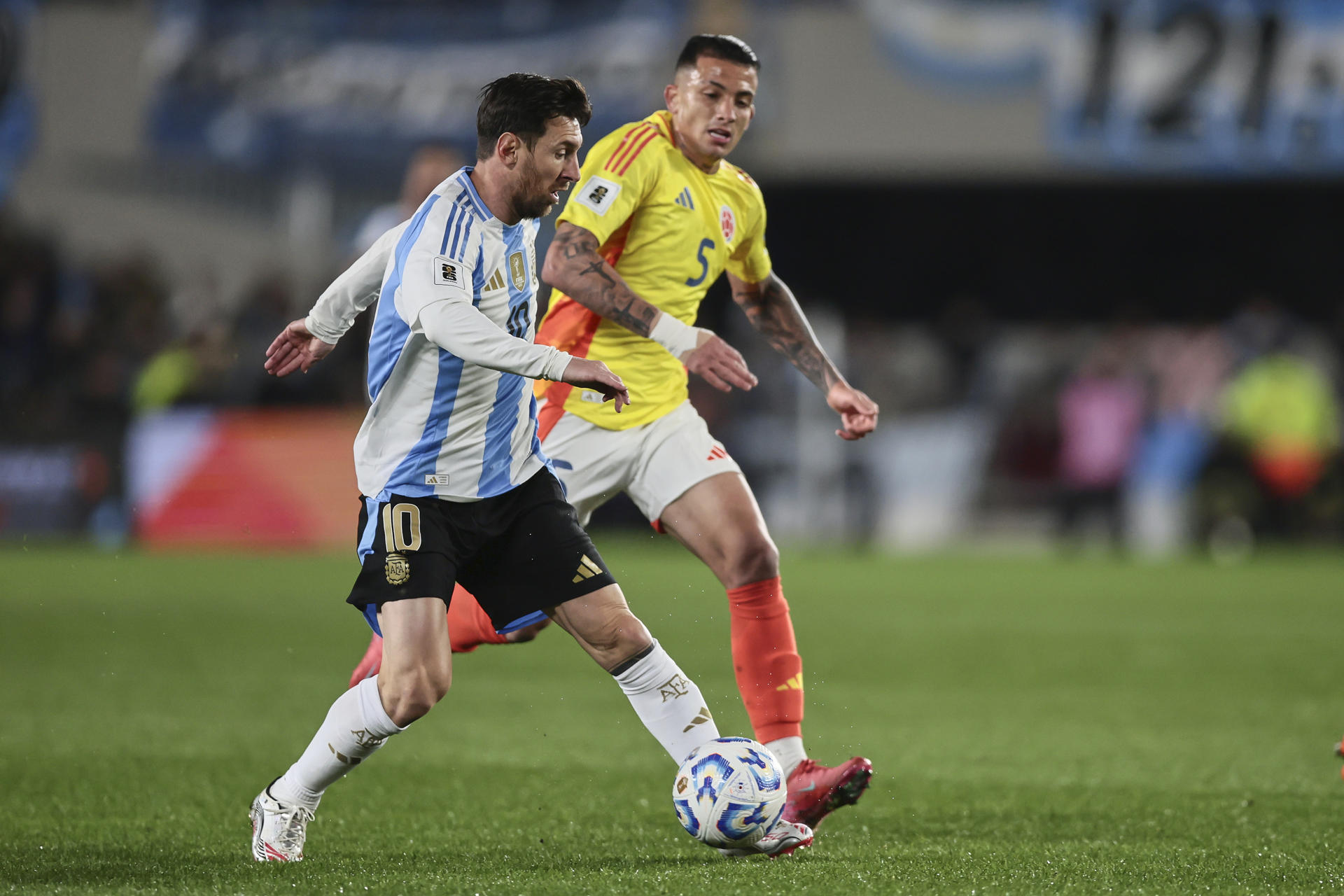 Lionel Messi disputa el balón con Kevin Castaño, de Colombia, en el partido de las eliminatorias en el estadio Monumental en Buenos Aires. EFE/ Adán González