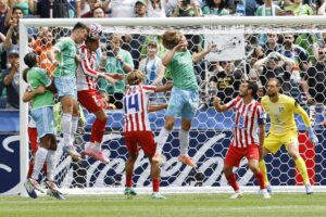 Danny Musovski (3i), del Seattle Sounders, salta para cabecear el balón mientras José Giménez (4i), del Atlético de Madrid, defiende durante el partido del Grupo B de la Copa Mundial de Clubes de la FIFA 2025 en el Lumen Field en Seattle, (Washington, EE.UU.). EFE/JOHN G. MABANGLO