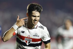 Fotografía de archivo del centrocampista paraguayo del club Sao Paulo, Damián Bobadilla, quien fue denunciado este miércoles por el delito de injuria racial a un rival durante un partido de la Copa Libertadores. EFE/ Isaac Fontana