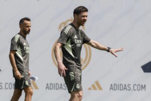 El entrenador del Real Madrid, Xabi Alonso, durante un entrenamiento del equipo en  Madrid. EFE/ RealMadrid  SOLO USO EDITORIAL/SOLO DISPONIBLE PARA ILUSTRAR LA NOTICIA QUE ACOMPAÑA (CRÉDITO OBLIGATORIO)
