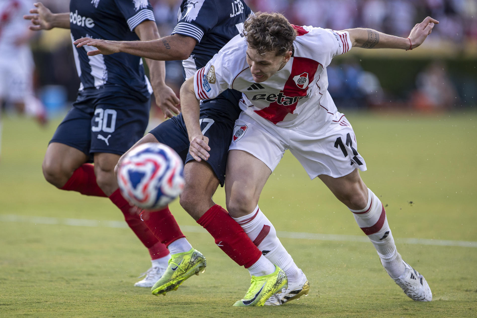 Monterrey sobrevive al acecho de River