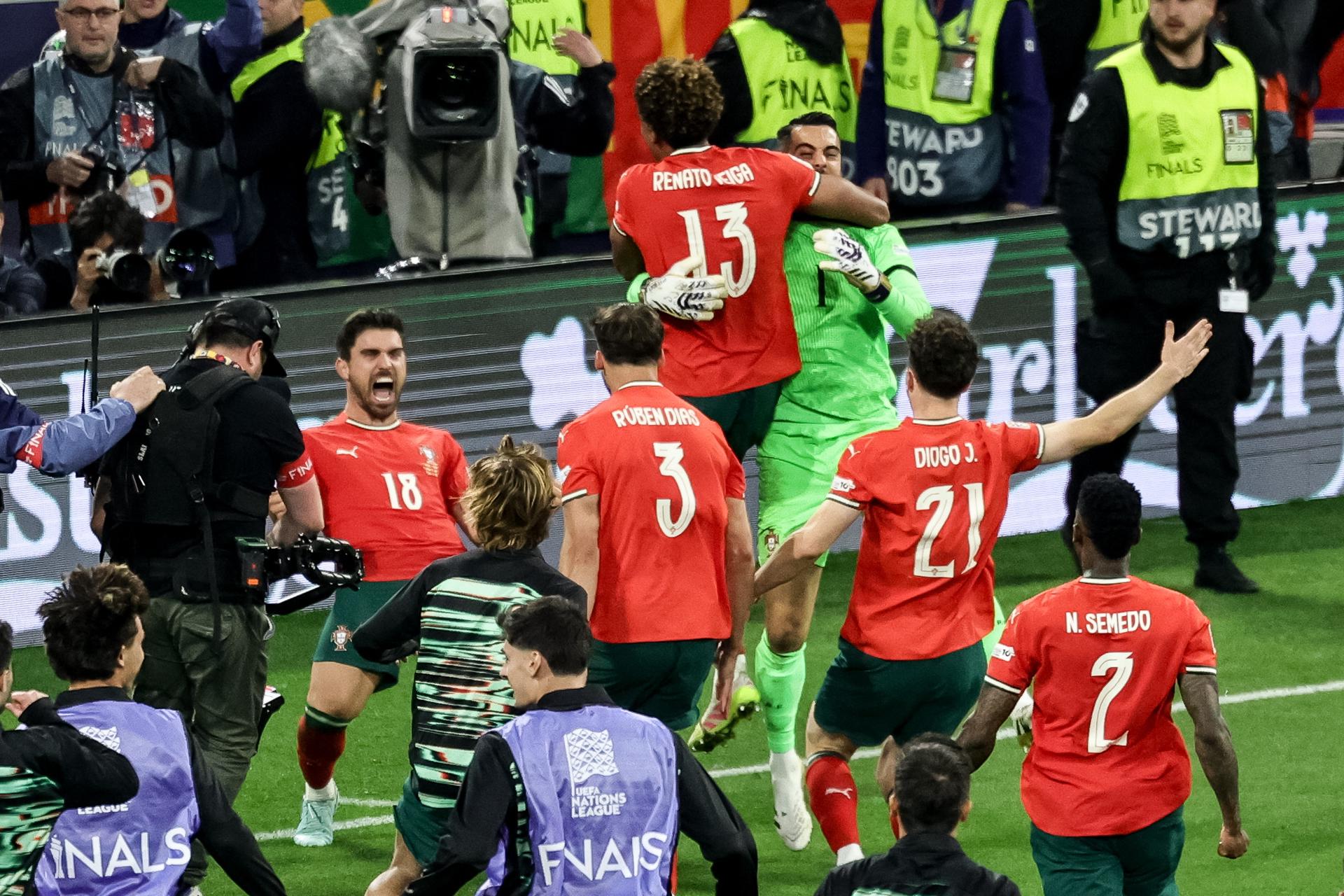 Los jugadores de Portugal celebran el título tras la final de la UEFA Nations League que han jugado Portugal y España en Múnich, Alemania. EFE/EPA/FILIP SINGER