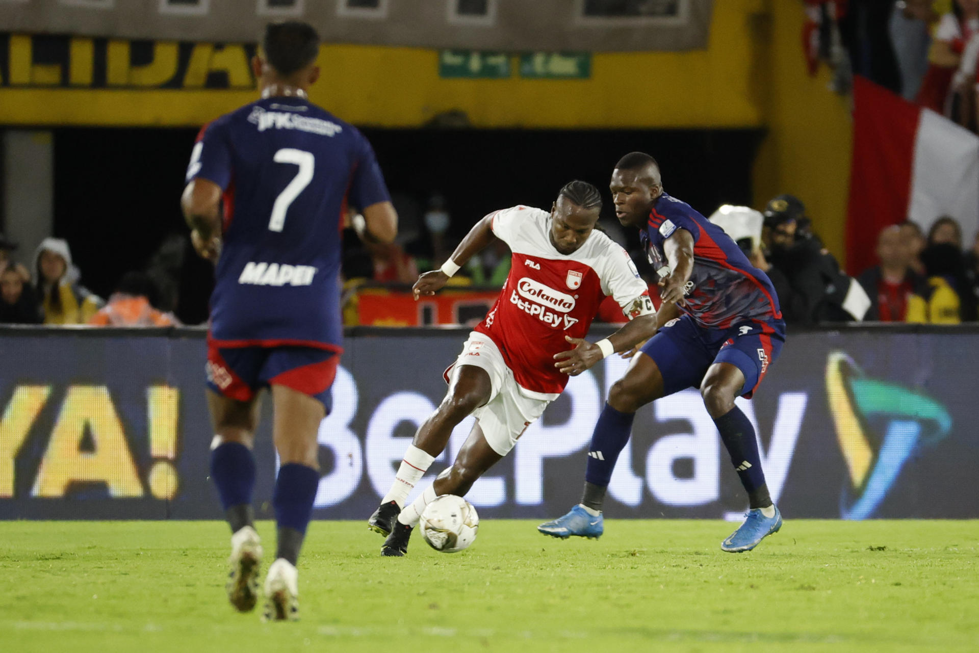 Hugo Rodallega (c), de Santa Fe, disputa un balón con Jhon Palacios (d), de Medellín, durante el partido de ida de la final del la liga colombiana en el estadio El Campín en Bogotá (Colombia). EFE/ Mauricio Dueñas Castañeda 