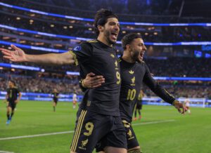 Raul Jimenez (i) junto a Alexis Vega de México celebran un gol en el estadio SoFi en Inglewood, California (EE.UU.). Fotografía de archivo. EFE/ Javier Rojas