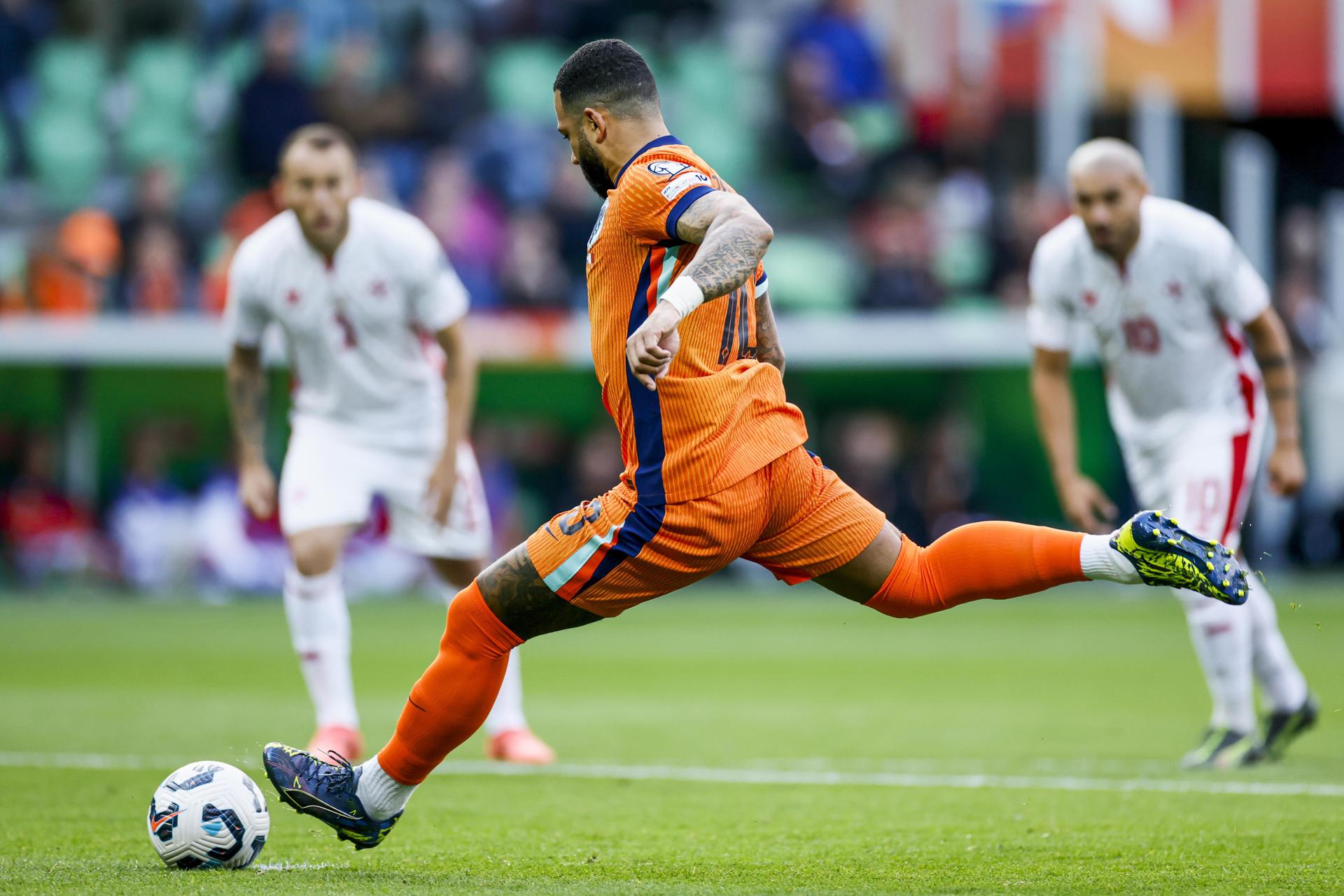 Memphis, en el lanzamiento de penalti del 1-0. EFE/EPA/ANP KOEN VAN WEEL