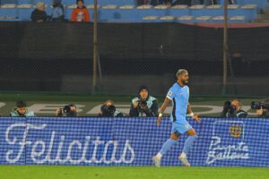 Rodrigo Aguirre celebra tras anotar un gol con Uruguay ante Venezuela en el estadio Centenario en Montevideo. EFE/ Gastón Britos