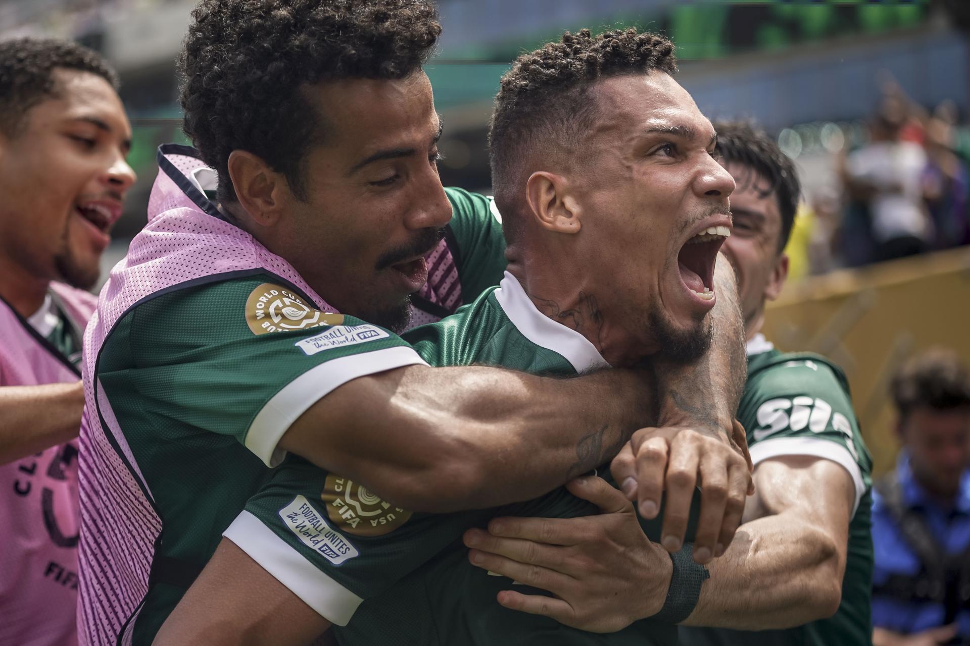 Paulinho, del Palmeiras, celebra el 1-0 durante el partido de la Copa Mundial de Clubes de la FIFA 2025 entre Palmeiras y Botafogo en Filadelfia, Pensilvania (EE.UU.). EFE/WILL OLIVER 