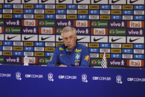El entrenador de la selección brasileña de fútbol, Carlo Ancelotti, habla durante una rueda de prensa en el Arena NeoQuímica, en São Paulo (Brasil). EFE/ Isaac Fontana