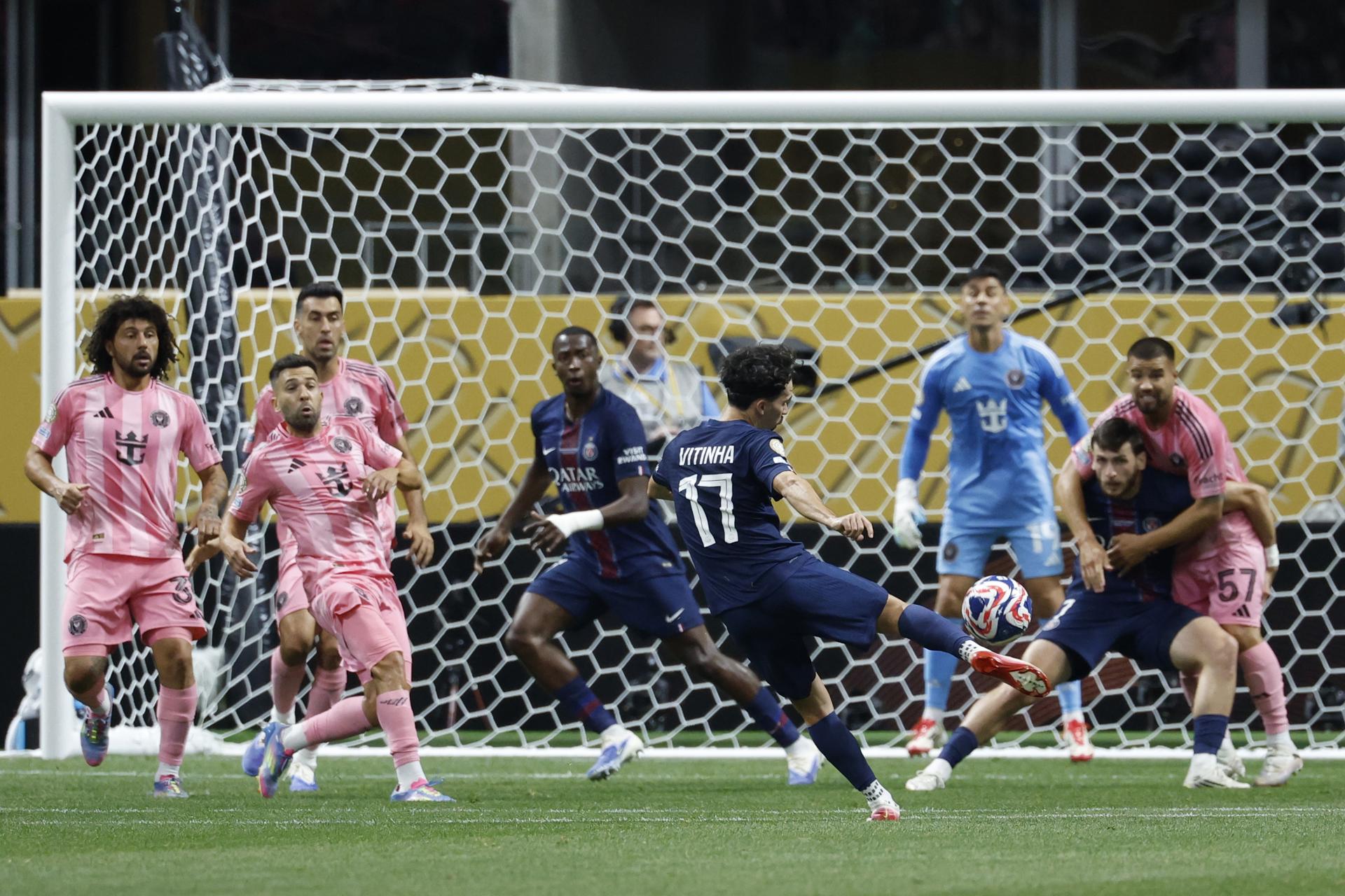 Vitinha del Paris Saint-Germain (c) en acción ante el Inter Miami. EFE/ERIK S. LESSER 