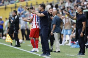 El entrenador del Atlético de Madrid, Diego Simeone, durante el partido del Grupo B de la Copa Mundial de Clubes de la FIFA 2025 entre el Seattle Sounders y el Atlético de Madrid en el Lumen Field de Seattle, Washington, EE. UU. EFE/EPA/JOHN G. MABANGLO