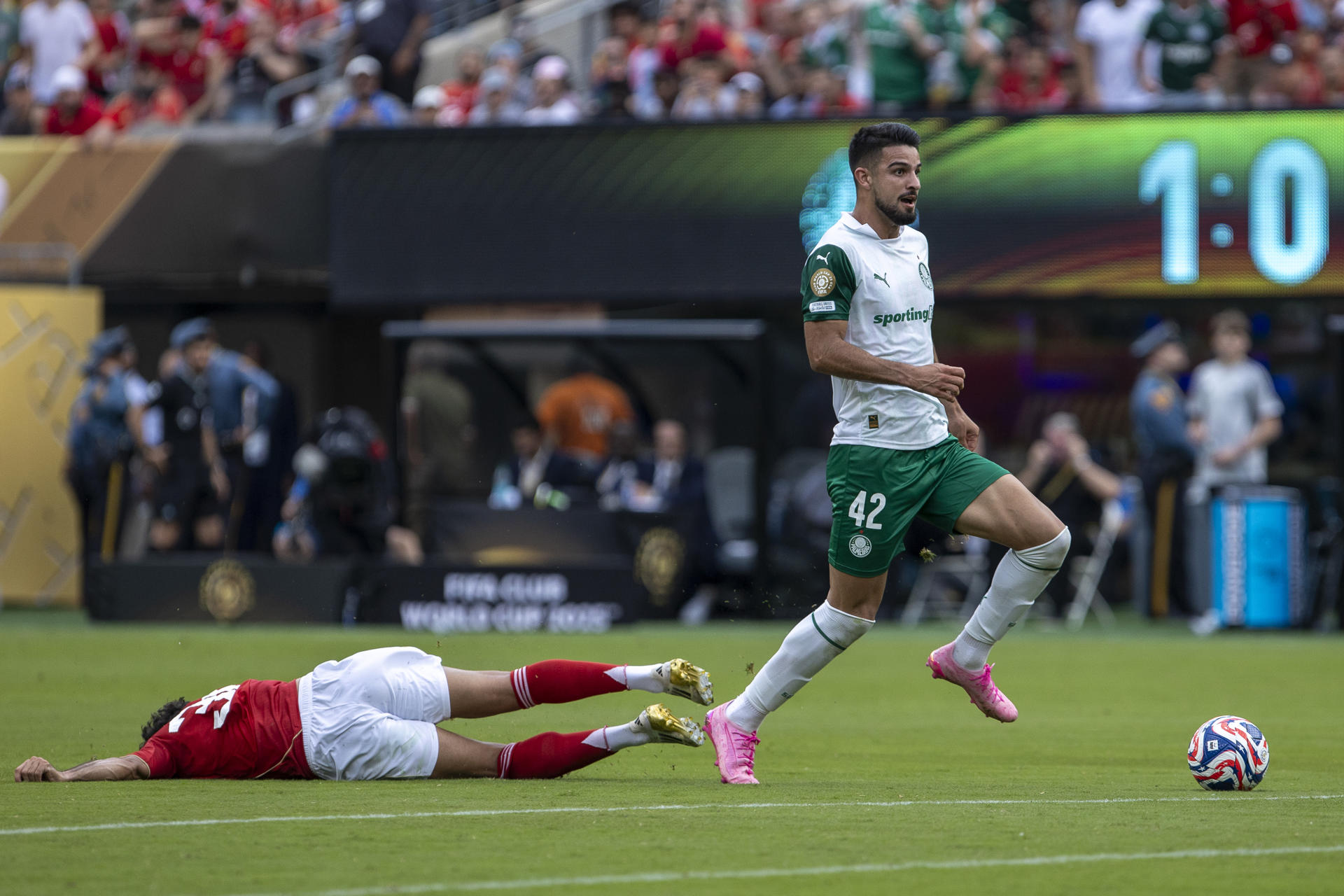 El delantero argentino Juan Manuel 'Flaco' López fue determinante este jueves en la victoria de Palmeiras por 2-0 sobre Al Ahly en la segunda jornada de la fase de grupos del Mundial de Clubes jugado en el East Rutherford, de New Jersey. EFE/EPA/JUSTIN LANE