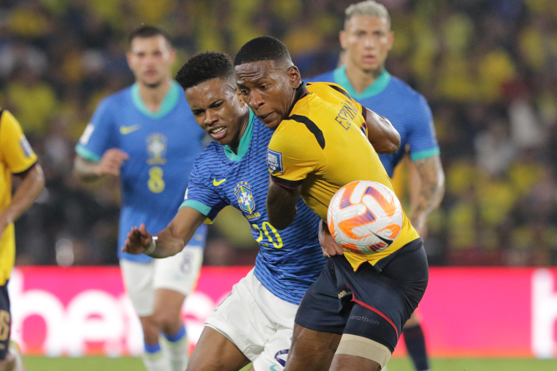 Pervis Estupiñán disputa un balón con Estêvão en el estadio Monumental en Guayaquil. EFE/ Jonathan Miranda Vanegas