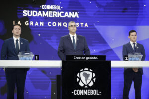 El director de Competiciones y Operaciones de la Conmebol, Frederico Nantes (c), participa en el sorteo de los octavos de final de la Copa Sudamericana 2025. EFE/Juan Pablo Pino