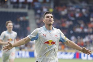Oscar Gloukh de RB Salzburg celebra un gol ante Pachuca. EFE/Juan Ignacio Roncoroni