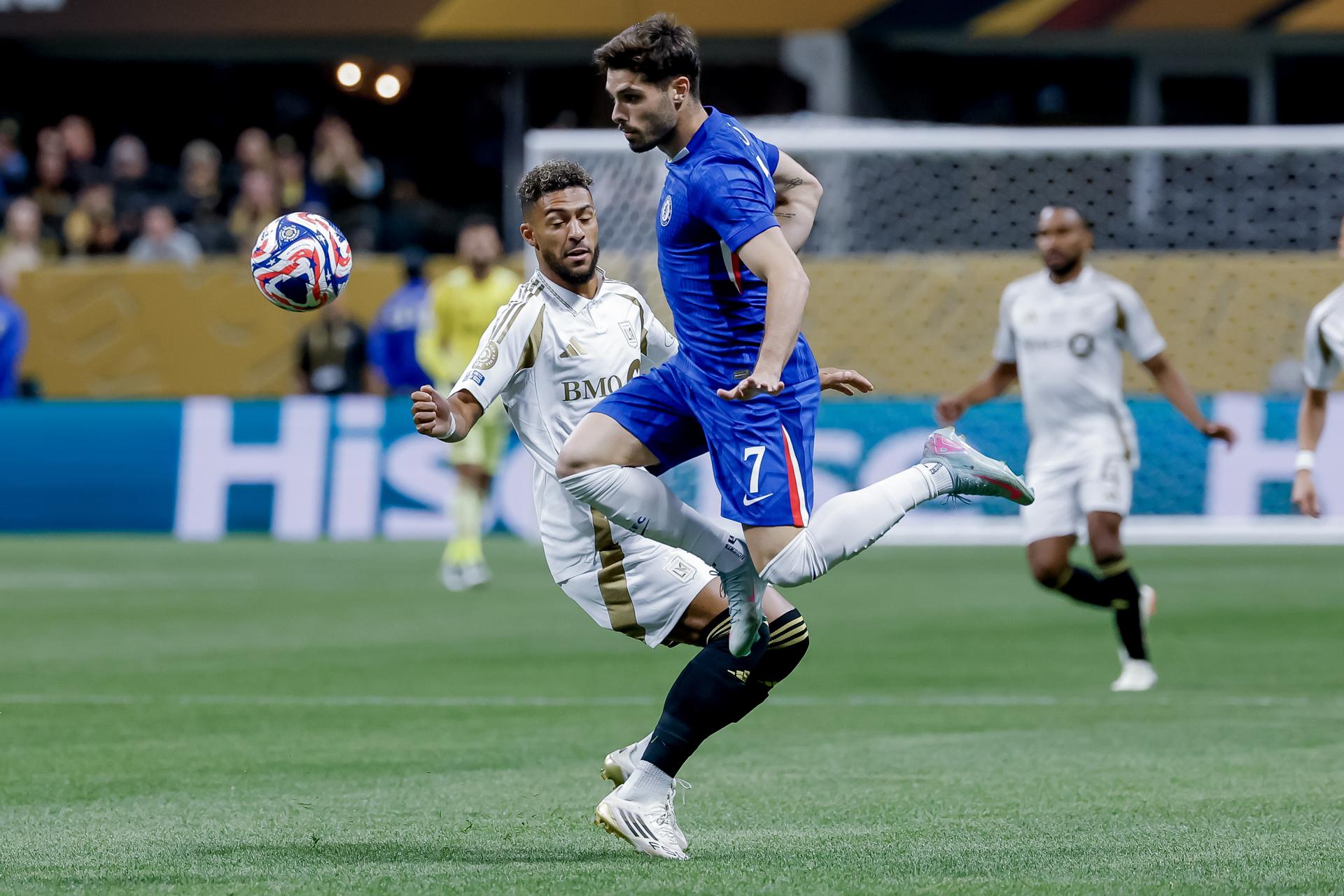 El jugador del Chelsea Pedro Neto (d) disputa un balón con Denis Bouanga (i) del LAFC. EFE/ERIK S. LESSER