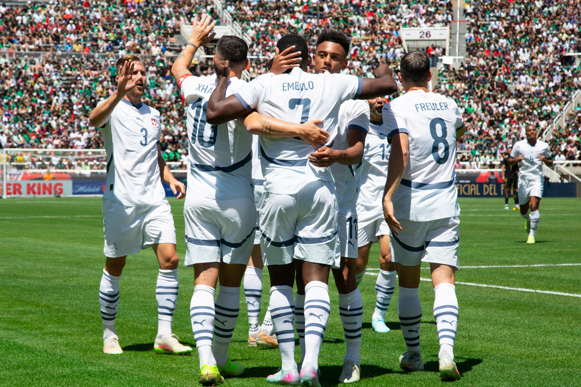 Jugadores de Suiza celebran este sábado, durante un partido amistoso entre México y Suiza en el estadio Rice- Eccles de Salt Lake City (Estados Unidos). EFE/ Carlos Ramírez