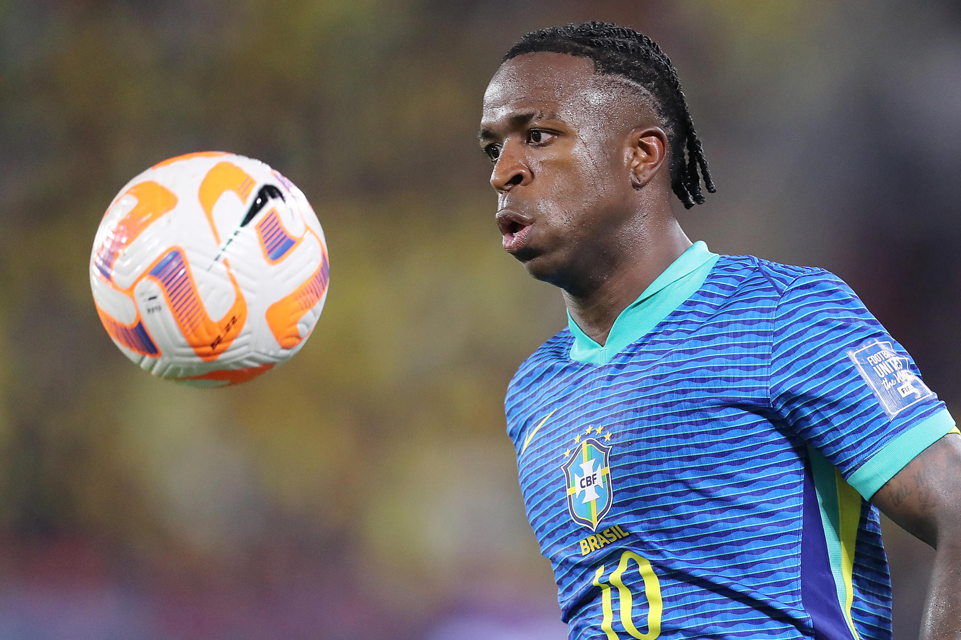 Vinícius Jr., de Brasil, controla el balón en el estadio Monumental Isidro Romero Carbo en Guayaquil. EFE/ José Jácome
