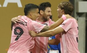 Lionel Messi celebra con sus compañeros el triunfo del Inter Miami. EFE/EPA/ERIK S. LESSER