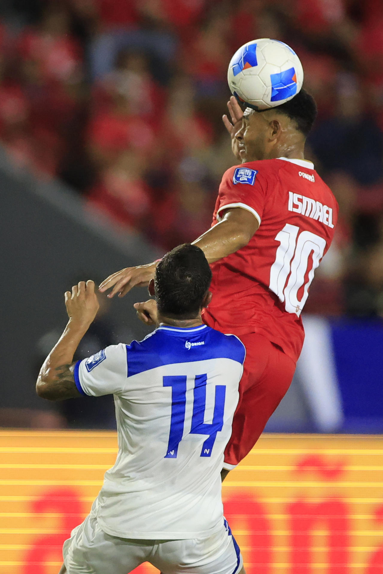 Ismael Díaz (d) de Panamá disputa el balón con Jason Coronel de Nicaragua. EFE/ Bienvenido Velasco