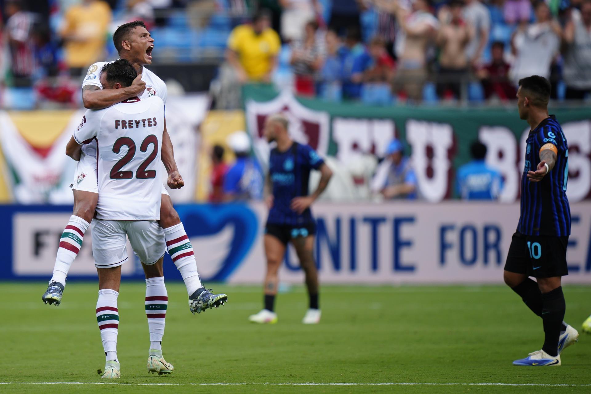 Juan Freytes (i) y Thiago Silva (c) de Fluminense celebran la victoria ante el Inter de Milán. EFE/JACOB KUPFERMAN
