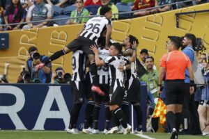 Jugadores de Botafogo celebran un gol ante Seattle Sounders durante un partido del Mundial de Clubes en  Seattle, Washington (EE.UU.). EFE/JOHN G. MABANGLO