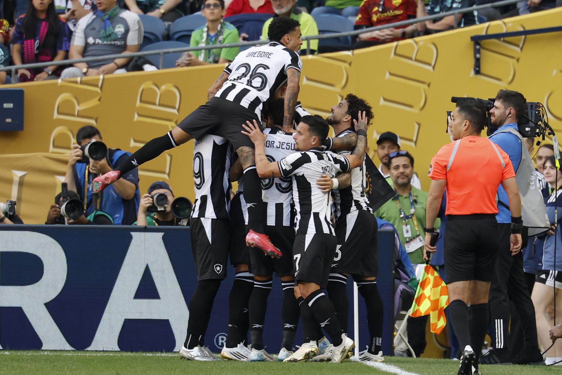 Jugadores de Botafogo celebran un gol ante Seattle Sounders durante un partido del Mundial de Clubes en Seattle, Washington (EE.UU.). EFE/JOHN G. MABANGLO