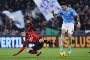 Matias Vecino, con el balón, durante un partido del Lazio frente al Milan. EFE/EPA/FEDERICO PROIETTI