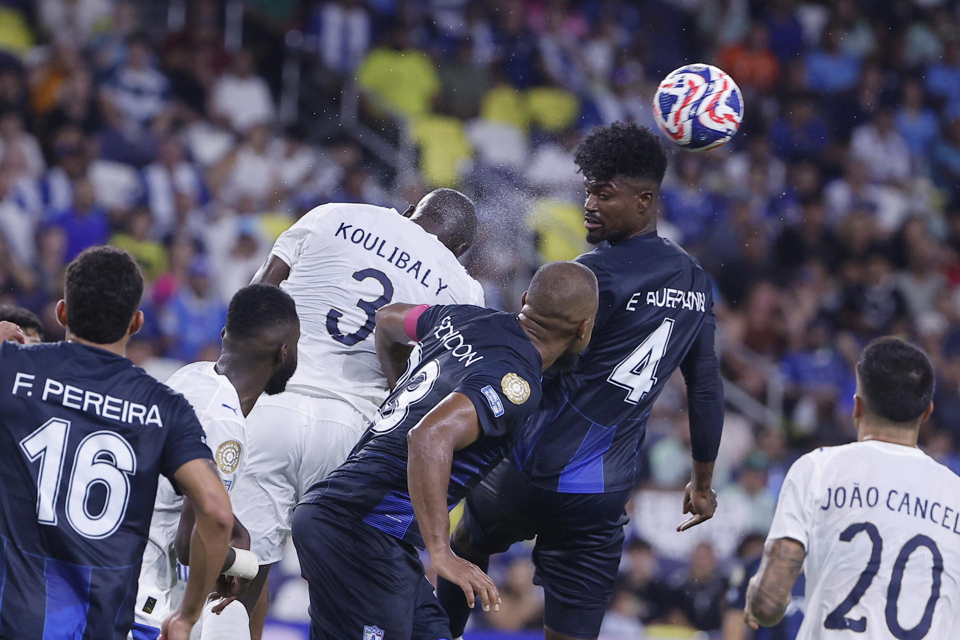 Kalidou Koulibaly (c-i), de Al Hilal, disputa un balón con Eduardo Bauermann, de Pachuca, durante un partido del Mundial de Clubes entre Al Hilal y Pachuca en el estadio Geodis Park en Nashville (Estados Unidos). EFE/ Juan Ignacio Roncoroni 