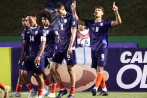 Heinz Morschel (d), de República Dominicana, celebra un golen un partido de las eliminatorias de la Concacaf para el Mundial de 2026 entre las selecciones de Guatemala y República Dominicana en el estadio Estadio Cementos Progreso, en Ciudad de Guatemala (Guatemala). EFE/ Fernando Ruiz