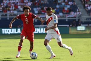 Imagen de archivo de Marcos López (d) con la camiseta de la selección peruana en un partido contra Canadá. EFE/EPA/WILLIAM PURNELL