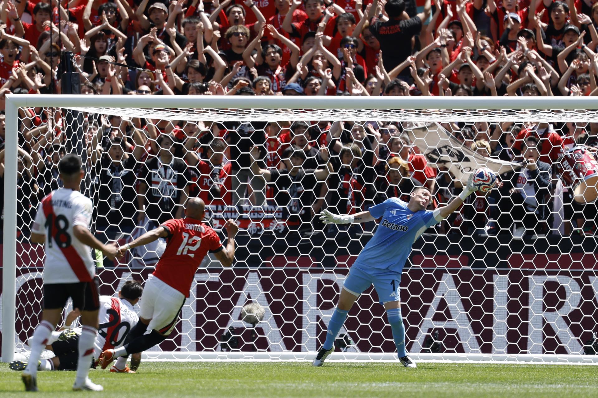 El portero del River Plate, Franco Armani (D), bloquea un disparo a puerta de Thiago Santana (I), del Urawa Red Diamonds, durante el partido de fútbol del Mundial de Clubes de la FIFA. EFE/EPA/JOHN G. MABANGLO