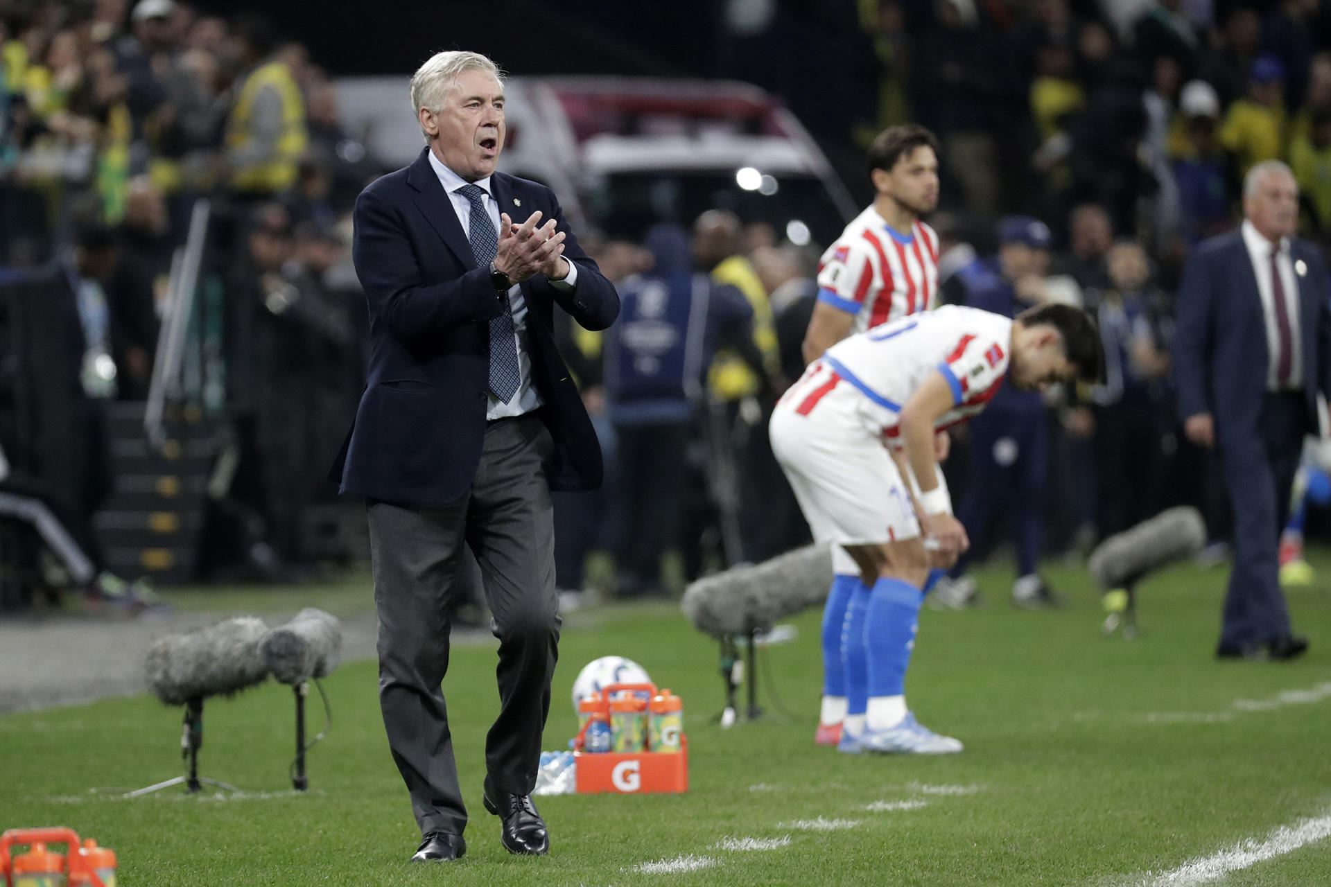 El seleccionador de Brasil, Carlo Ancelotti, da indicaciones en un partido por las eliminatorias sudamericanas para el Mundial 2026 entre las selecciones de Brasil y Paraguay en el estadio Neo Química Arena en Sao Paulo (Brasil). EFE/ Sebastiao Moreira