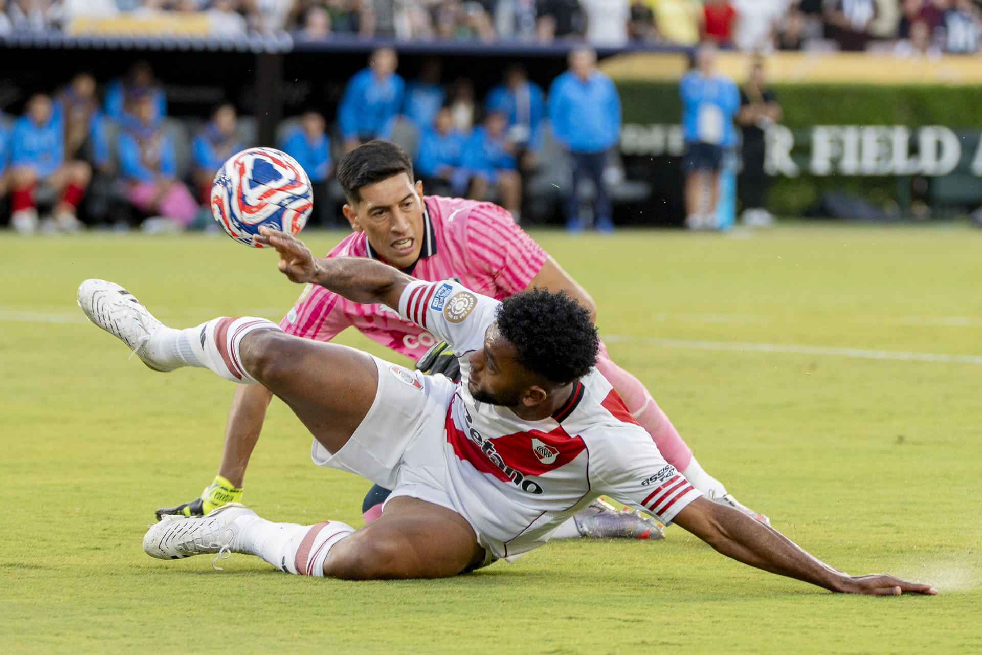 El delantero Miguel Borja (c) pierde una clara oportunidad de gol ante el cierre del guardameta de Monterrey Esteban Andrada durante el partido del Mundial de Clubes que ambos equipos igualaron sin goles en el estadio Rose Bowl de Los Ángeles (California). EFE/ Ángel Colmenares 