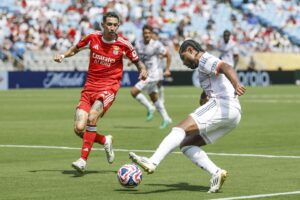 Kingsley Coman, del Bayern Múnich (d), en acción contra Angel Di María, del Benfica (i), durante el partido por la Copa Mundial de Clubes de la FIFA 2025 en Charlotte, Carolina del Norte (EE.UU.). EFE/ERIK S. LESSER