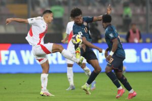 El defensor peruano Renzo Garcés (i) disputa el balón con el extremo ecuatoriano Kevin Rodríguez este martes durante el partido de eliminatorias sudamericanas jugado este mates en el estadio Nacional de Lima. EFE/ Paolo Aguilar