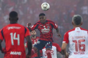 Brayan León Muñiz, de Medellín, cabecea un balón durante el partido de vuelta de la final del la liga colombiana entre Deportivo Independiente Medellín e Independiente Santa Fe en el estadio Atanasio Girardot en Medellín (Colombia). EFE/ STR
