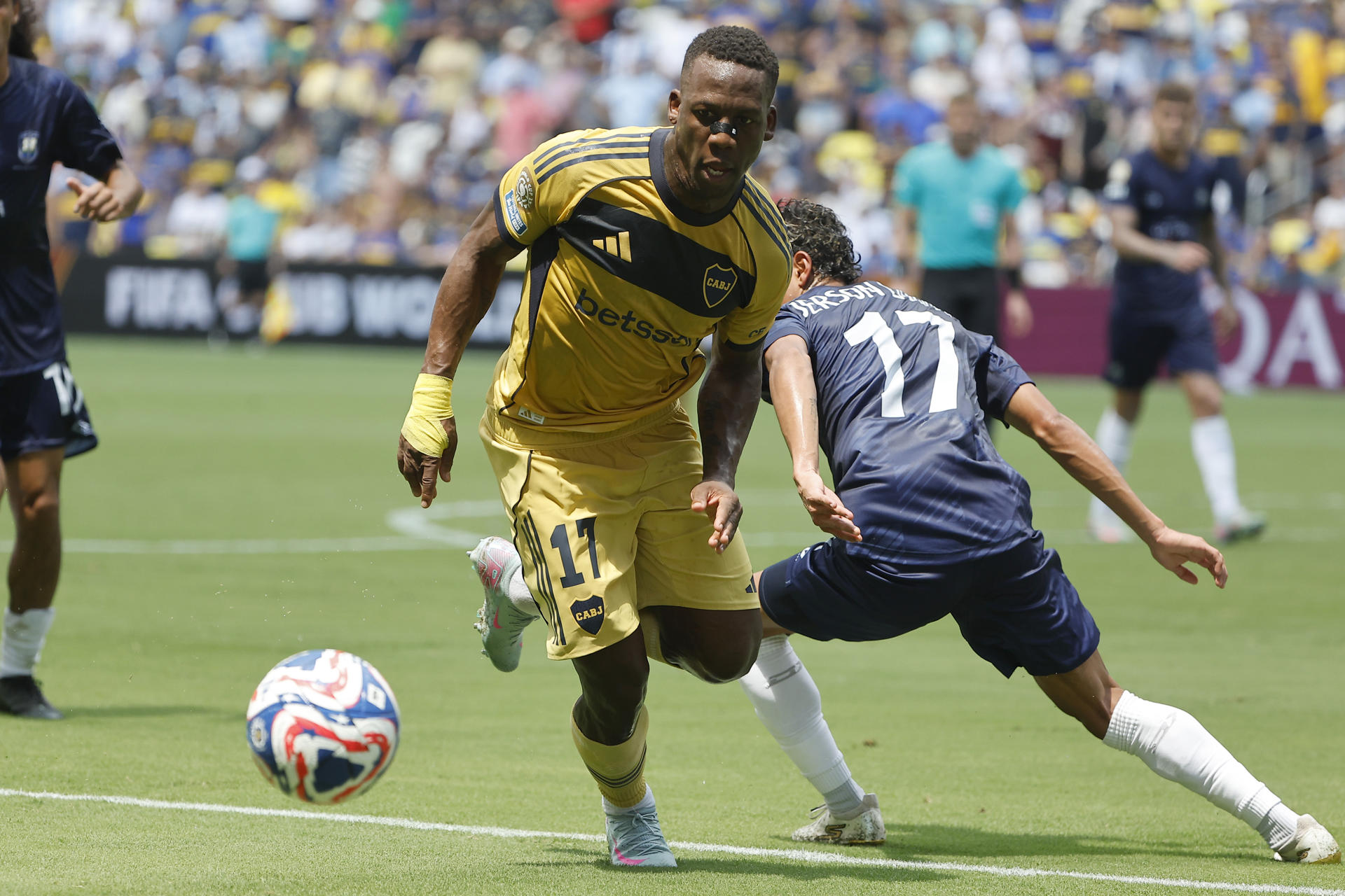 Luis Advíncula, de Boca Juniors, domina el balón ante la marca de Jerson Lagos, de Auckland. EFE/Juan Ignacio Roncoroni