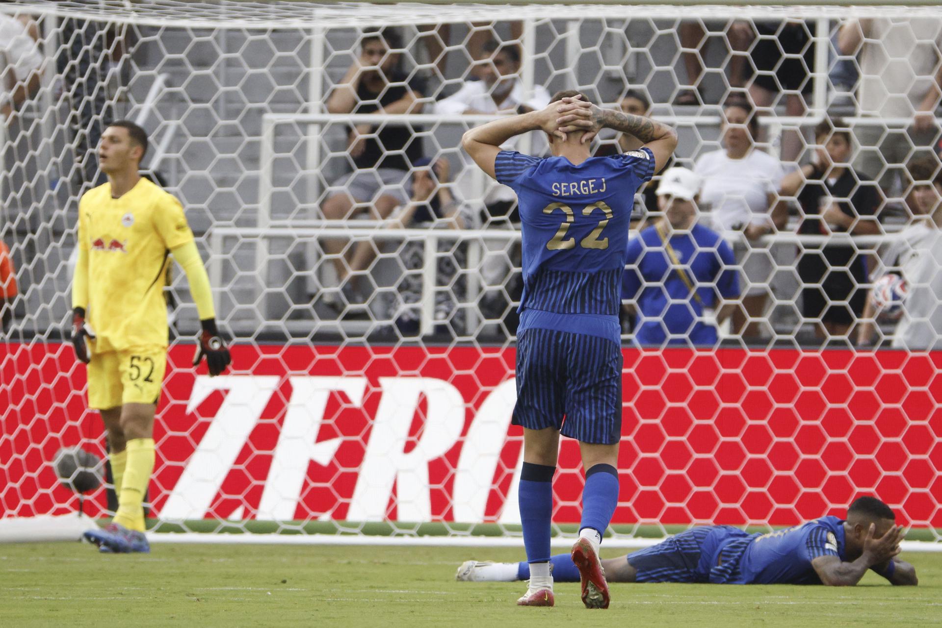 Sergej Milinkovic-Savic (c) y Malcom (d) lamentan una oportunidad de gol desperdiciada frente a la portería de Salzburg durante el partido del Mundial de Clubes que terminó 0-0 en Washington. EFE/EPA/SHAWN THEW