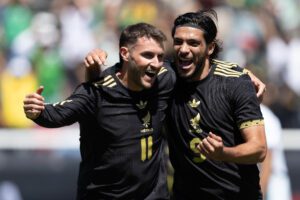 Santiago Giménez (i) y Raúl Jiménez de México celebran un gol durante un partido amistoso entre México y Suiza en el estadio Rice- Eccles de Salt Lake City (Estados Unidos). EFE/ Carlos Ramírez