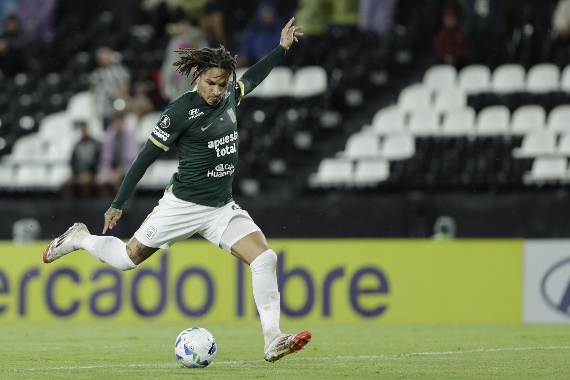 Paolo Guerrero, delantero de Alianza Lima y de la selección peruana de fútbol. EFE/Juan Pablo Pino