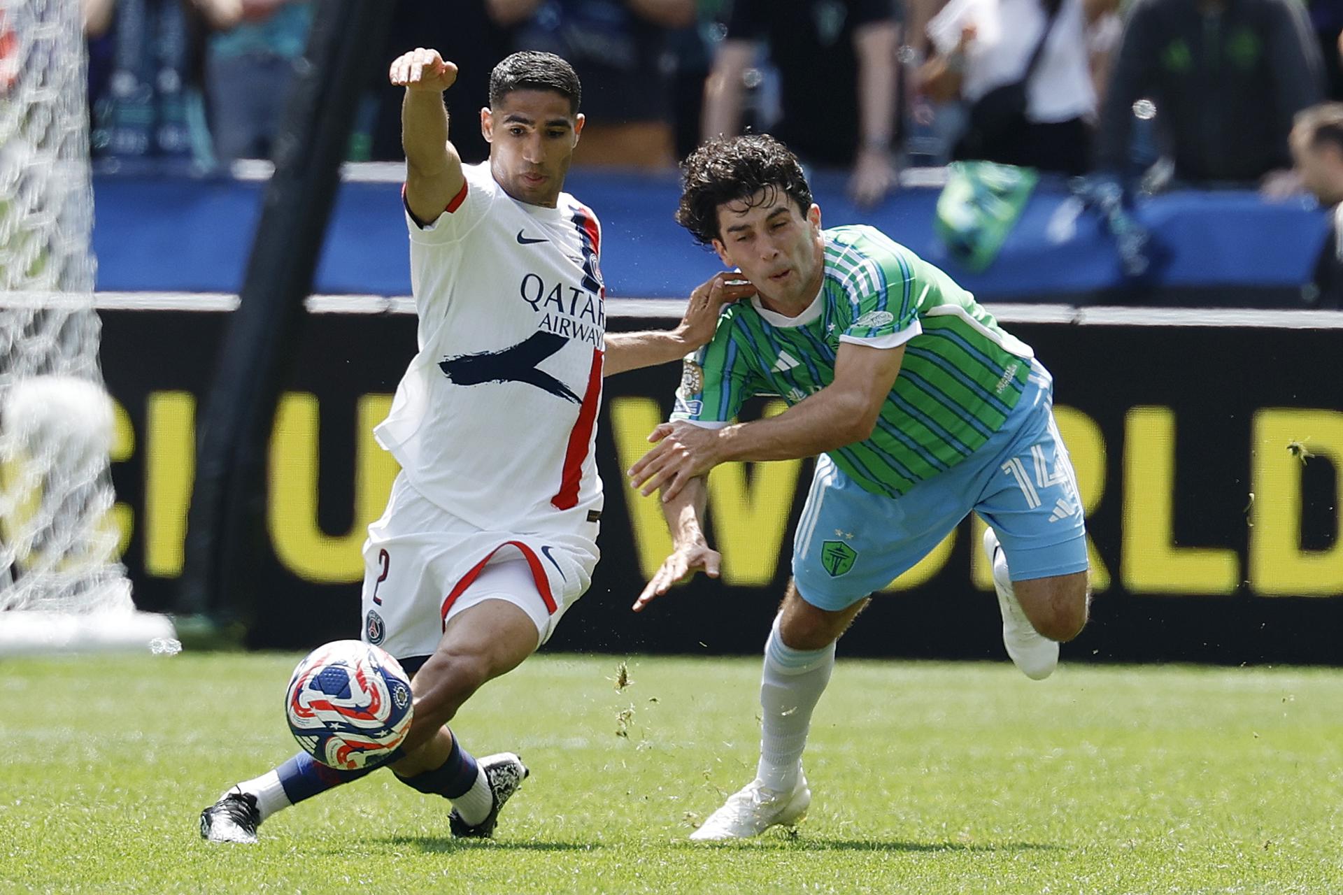 Paul Rothrock, de Seattle Sounders (d) pierde la acción dividida por el balón con Achraf Hakimi, del Paris Saint-Germain (i), durante el partido de la última jornada de la fase de grupos del Mundial de Clubes jugado este lunes en Washington. EFE/EPA/JOHN G. MABANGLO