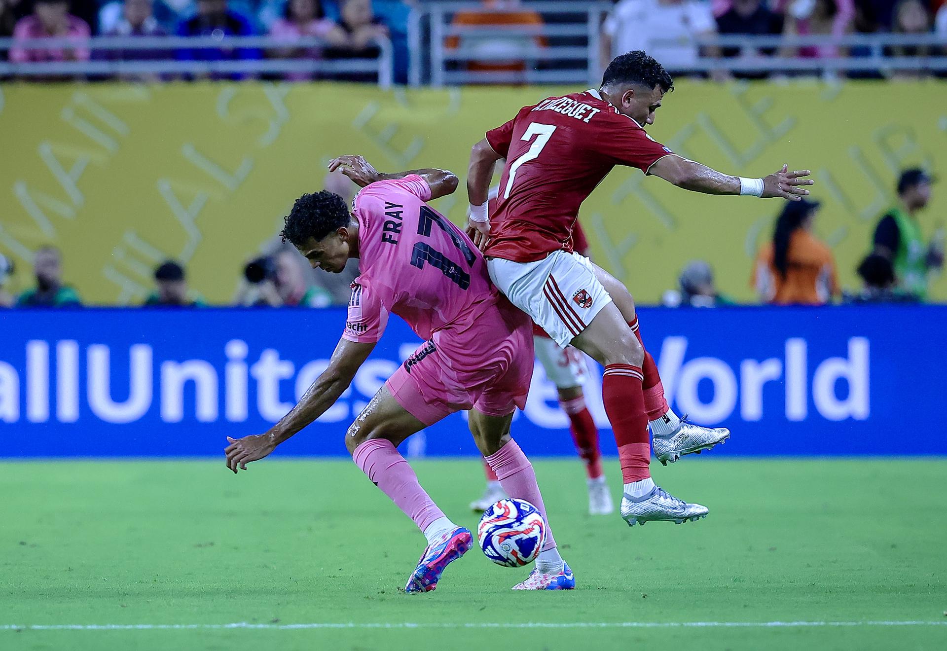 Lan Fray (I) del Inter Miami CF en acción contra Trezeguet del Al Ahly SC durante el partido de la fase de grupos de la Copa Mundial de Clubes de la FIFA 2025. EFE/EPA/CRISTOBAL HERRERA-ULASHKEVICH