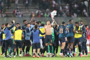 Jugadores de la selección de Ecuador celebran este martes su clasificación anticipada al Mundial de 2026 tras igualar sin goles con Perú en el estadio Nacional del Perú (Perú). EFE/ Paolo Aguilar