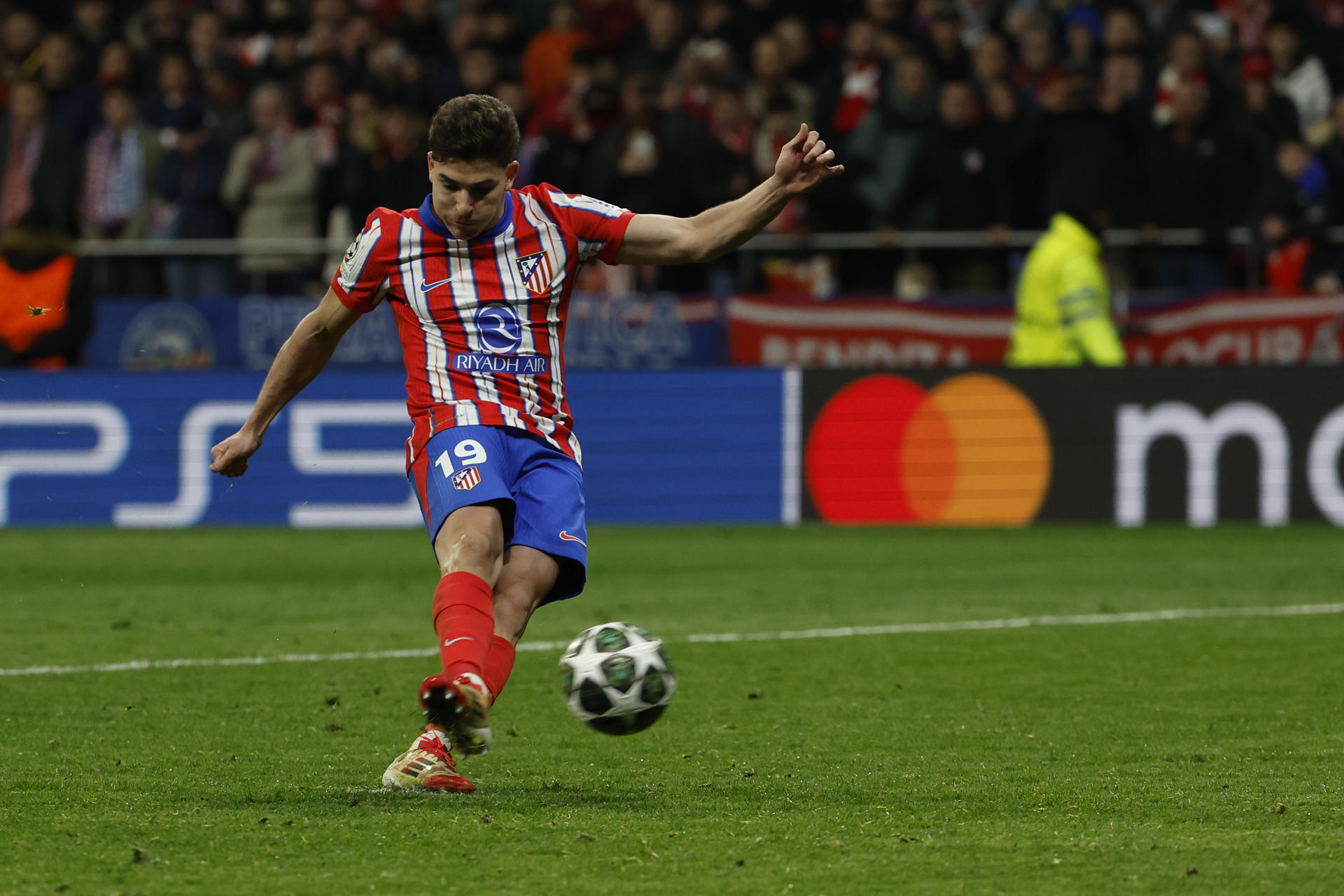 Los penaltis como el del argentino Julián Álvarez se repetirán si el balón entra a puerta