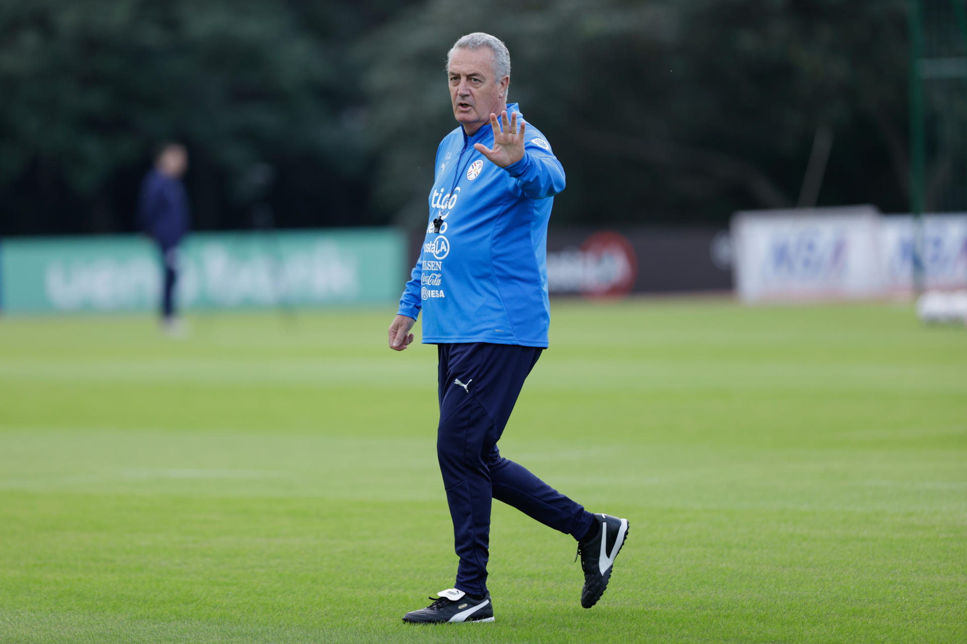 El entrenador argentino Gustavo Alfaro dirige un entrenamiento de la selección paraguaya. EFE/Juan Pablo Pino