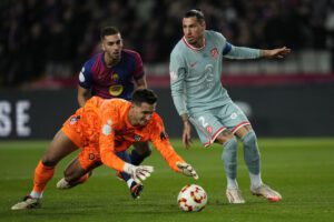 El portero argentino del Atlético de Madrid Juan Musso se lanza a por el balón durante el partido de ida de las semifinales de la Copa del Rey ante el Barcelona. EFE/Enric Fontcuberta